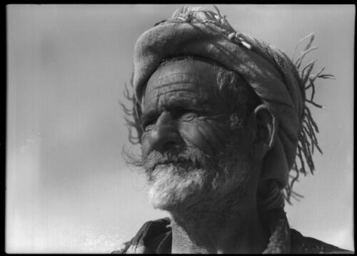 Fellaheen D S [a man with a fringed cloth Arab headdress] [picture] : [Portrait Studies, Libya, World War II] / [Frank Hurley]