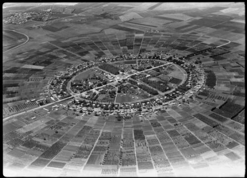 Nahalal Jewish Settlement N. Palestine [1] [picture] / [Frank Hurley]
