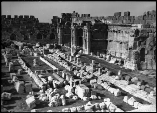 Baalbek Syria [view of unidentified temple ruins] [picture] : [Lebanon, World War II] / [Frank Hurley]