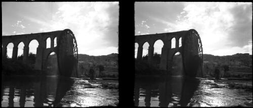 Hama [view of waterwheel and aqueduct, with figure in middle-ground] [picture] : [Syria, World War II] / [Frank Hurley]