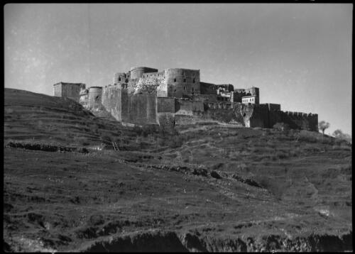 Crac de Chevalier Crusader Castle in mid-Syria [Qala'at al-Hosn] [picture] / [Frank Hurley]