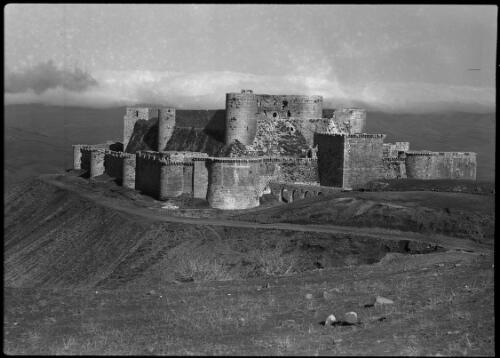 Battlements of the Crac-de-Chevalier Crusader stronghold Syria, also exterior view of this well-preserved Crusader Fortress [picture] : [Syria] / [Frank Hurley]