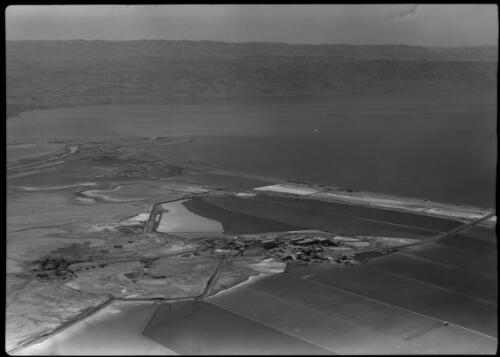 Palestine Potash Works on shores of Dead Sea [picture] : [Sudan, World War II] / [Frank Hurley]
