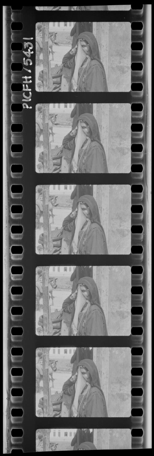 Beersheba [Palestine, a veiled Arab woman] [picture] / [Frank Hurley]