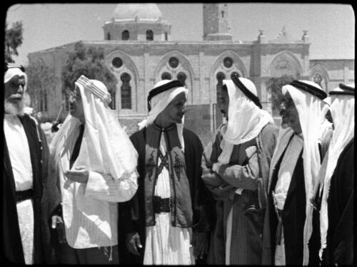 Beersheba [Palestine, group of figures in front of mosque, 1] [picture] / [Frank Hurley]