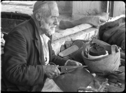 Beersheba [Palestine, market vendor] [picture] / [Frank Hurley]