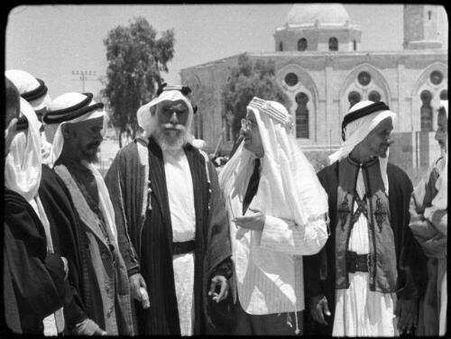 Beersheba [group of figures in front of mosque, Palestine, 3] [picture] / [Frank Hurley]