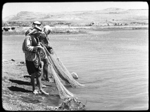 Huleh [Palestine, Arab fishermen casting their nets] [picture] / [Frank Hurley]