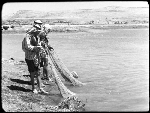 Huleh [Palestine, Arab fishermen casting their nets, 2] [picture] / [Frank Hurley]