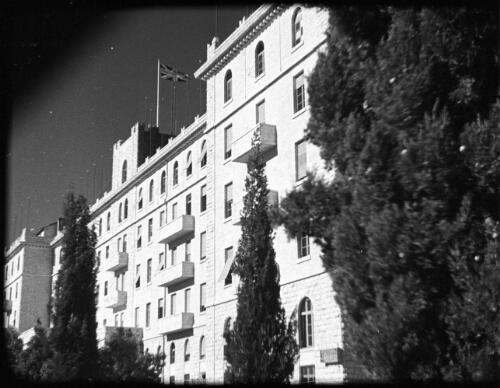 Modern streets & buildings Jerusalem [exterior of unidentified six-storey building] [picture] / [Frank Hurley]