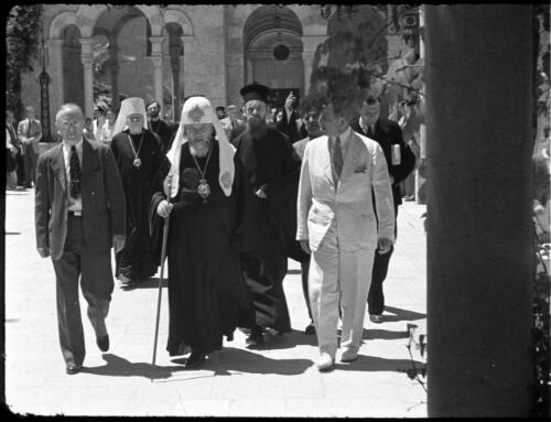 Modern streets & buildings Jerusalem [unidentified Middle Eastern dignitaries and officials on a tour of the city] [picture] / [Frank Hurley]