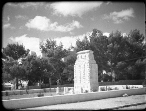 Modern streets & buildings Jerusalem [unidentified monument, 1] [picture] / [Frank Hurley]
