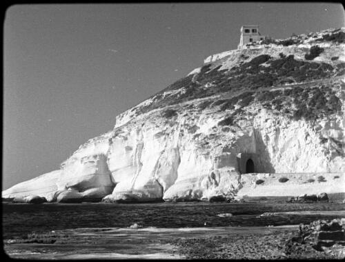 Ras Naqura, headland & Acre [the white cliffs of Rosh HaNikra and the railway tunnel entrance, 2] [picture] / [Frank Hurley]