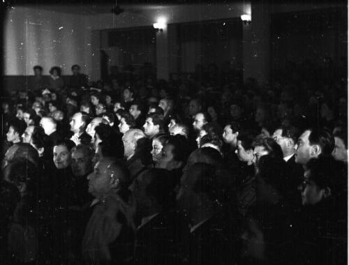 [The orchestra audience] [picture] / [Frank Hurley]