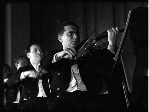 [Second and third violin] [picture] / [Frank Hurley]