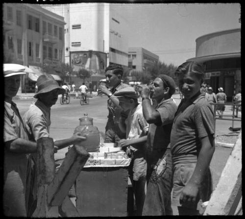 Stereos, Tel Aviv, taken 6th Aug 41 [street scene showing drink vendor and his customers, 1] [picture] / [Frank Hurley]