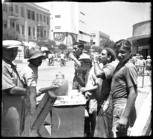 Stereos, Tel Aviv, taken 6th Aug 41 [1941, street scene showing drink vendor and his customers] [picture] / [Frank Hurley]
