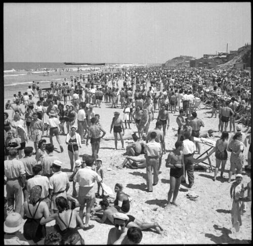 [Crowded Tel Aviv beach scene, 1] [picture] / [Frank Hurley]