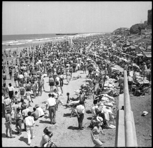 [Crowded Tel Aviv beach scene, 2] [picture] / [Frank Hurley]