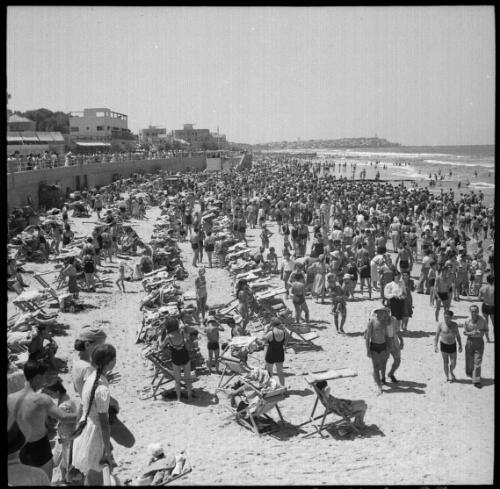 [Crowded Tel Aviv beach scene, 4] [picture] / [Frank Hurley]