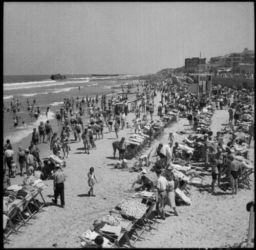 [Crowded Tel Aviv beach scene, 5] [picture] / [Frank Hurley]
