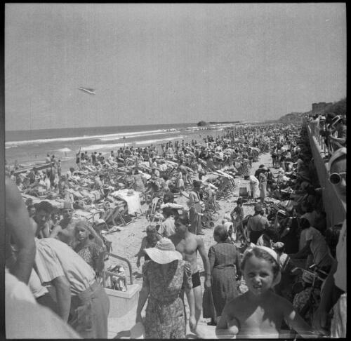 [Crowded Tel Aviv beach scene, 7] [picture] / [Frank Hurley]