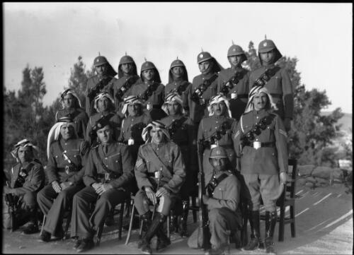 [Group photo of unidentified military personnel, Middle East, World War II, 1] [picture] / [Frank Hurley]