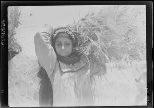 [Study of a peasant woman carrying a bundle of straw upon her shoulders] [picture] / [Frank Hurley]