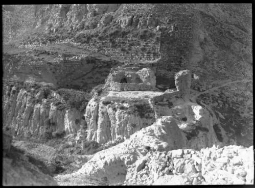 [Close-up of stone embankment of unidentified Crusader castle, Middle East] [picture] / [Frank Hurley]