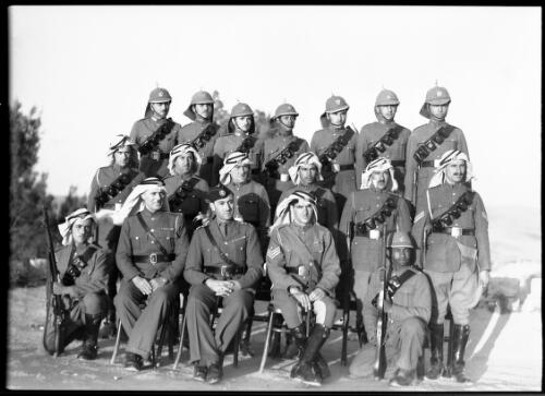[Group photo of unidentified military personnel, Middle East, World War II, 2] [picture] / [Frank Hurley]