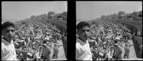 Summer crowd on beach at Tel Aviv [Palestine] [picture] / [Frank Hurley]