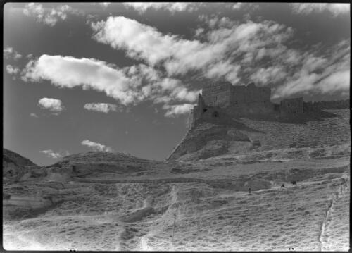 Southern end El Kerak Castle Transjordan [picture] : [Jordan] / [Frank Hurley]