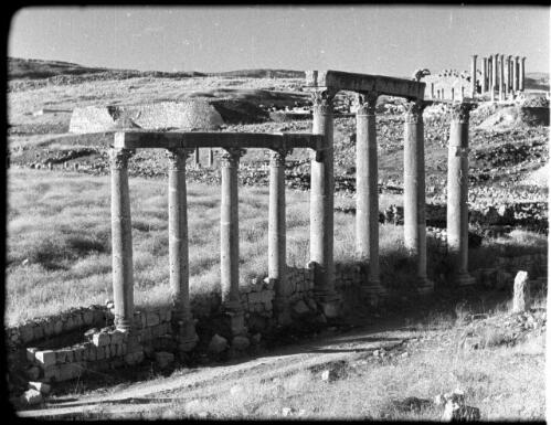 Jerash [ruin comprising of eight Corinthian columns, one unattached to a lintel, Transjordan] [picture] : [Jordan] / [Frank Hurley]