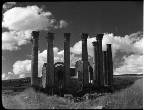 Jerash [ruin with Corinthian columns in front] [picture] : [Jordan] / [Frank Hurley]