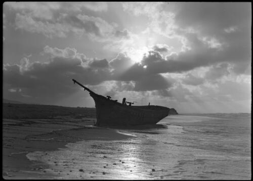 [Wreck near Ptolmetta, ca. 1940-1946, 1] [picture] : [Barqah, Libya] / [Frank Hurley]