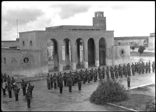 [Senussi Pipe Band Oberdan, ca. 1940-1946] [picture] : [Barqah, Libya] / [Frank Hurley]