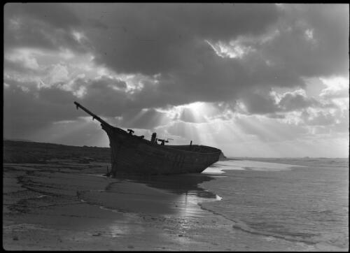 Wreck near Ptolmetta [ca. 1940-1946, 3] [picture] : [Barqah, Libya] / [Frank Hurley]