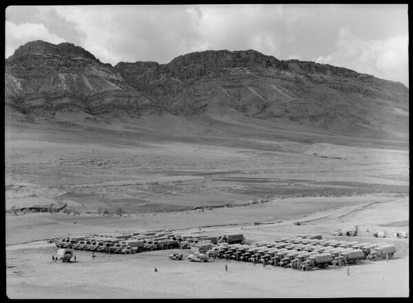 Iran Indian troops leaving trucks at rest camp Karind Persia overv - Old Photo - Afbeelding 1 van 1
