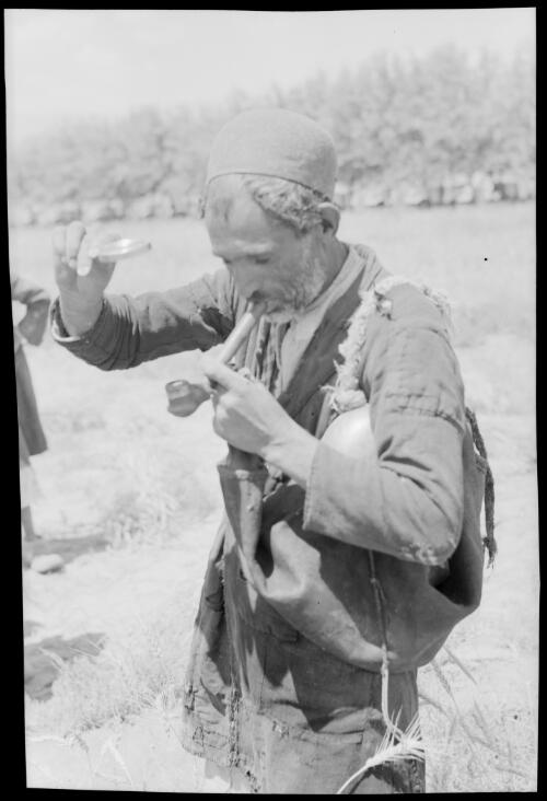 Persian peasant [picture] : [Iran, World War II] / [Frank Hurley]