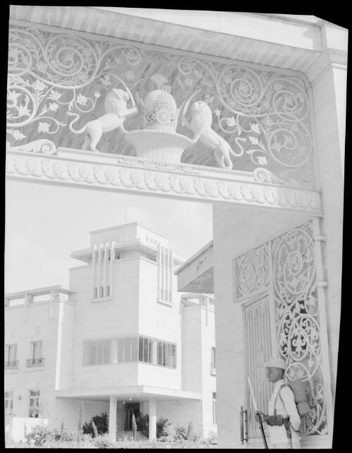 Entrance to the Shah's Palace Teheran [Palace of Shah Muhammad Pahlavi, Tehran] [picture] : [Iran, World War II] / [Frank Hurley]