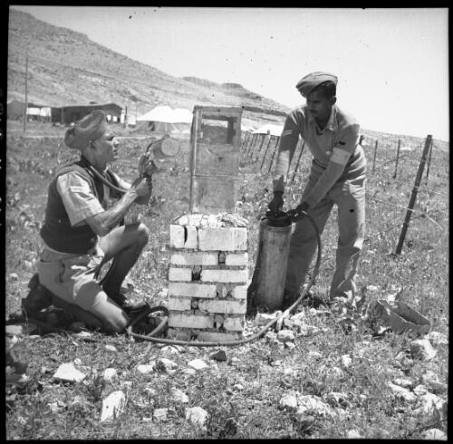 [Two men spraying, World War II] [picture] : [Iran] / [Frank Hurley]