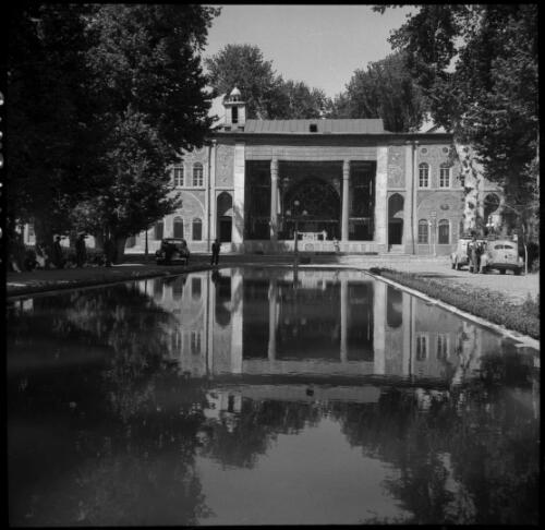 Sunday shots, Iran [the entrance to an elaborate building, World War II] [picture] : [Iran] / [Frank Hurley]