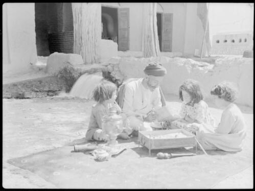 A storyteller, village of Sheikh Alibaba [picture] : [Iran, World War II] / [Frank Hurley]