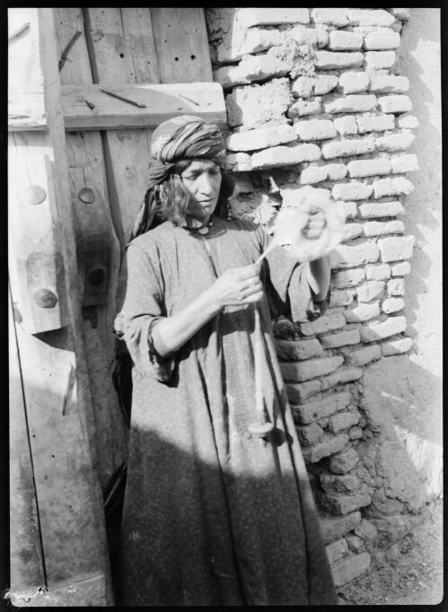 Village scenes, spinning wool, Kermanshah Persia [picture] : [Iran, World War II] / [Frank Hurley]