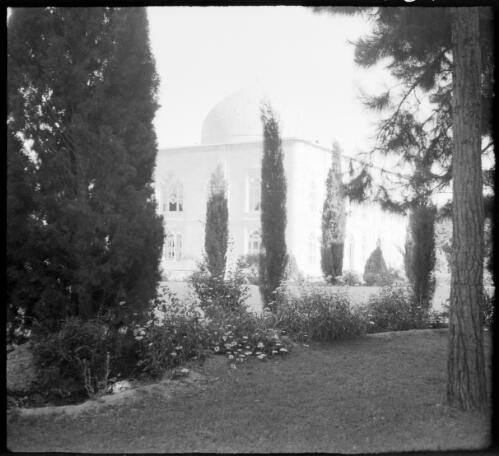 [Garden of a square building with a dome on top,  World War II] [picture] : [Iran] / [Frank Hurley]