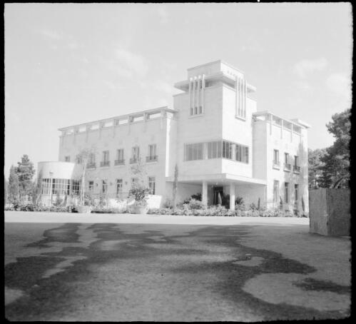 [The Palace of Shah Muhammad Pahlavi, Teheran, World War II, 1] [picture] : [Iran] / [Frank Hurley]