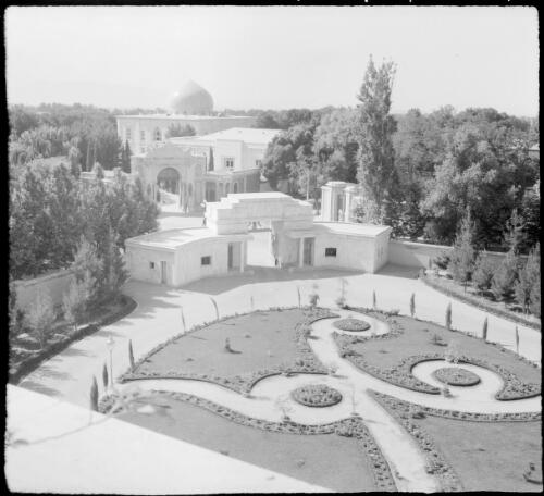[Overview of a complex of buildings, an ornate formal garden in the foreground, World War II] [picture] : [Iran] / [Frank Hurley]