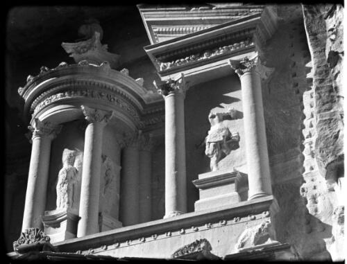 Petra [close-up of the facade of Khazna tomb ca. 1940-1946] [picture] : [Petra Valley, Jordan] / [Frank Hurley]