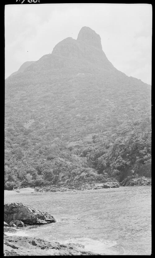 [Roach Island, Lord Howe Island, 2] [picture] / [Frank Hurley]