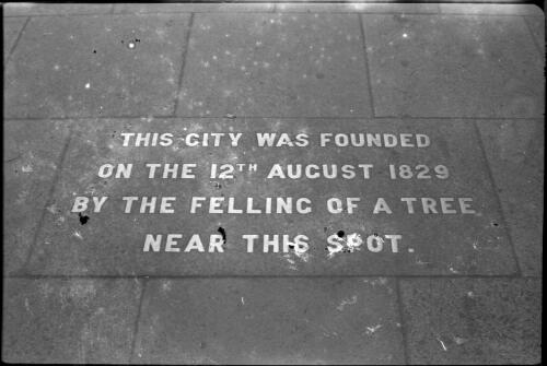 [Foundation plaque for the city of Perth, Western Australia] [picture] / [Frank Hurley]